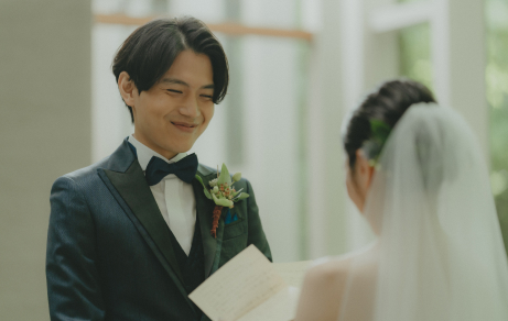 写真：新郎に宛てた手紙を読む新婦