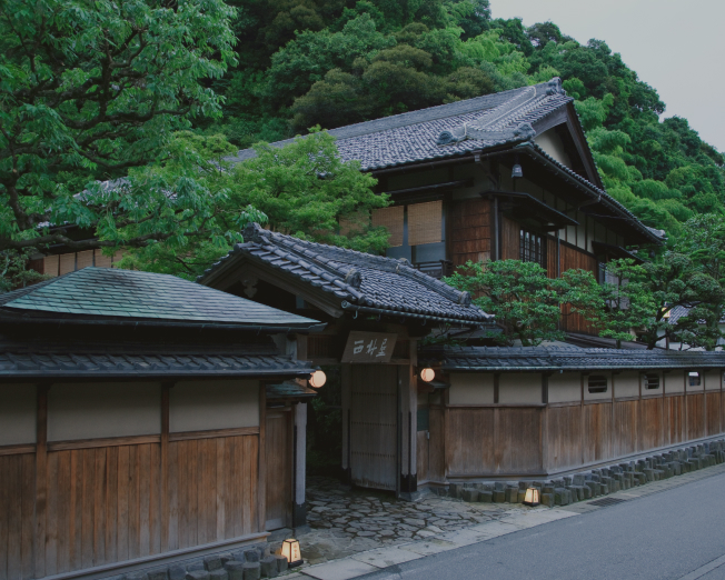 写真：現在の西村屋本館の外観