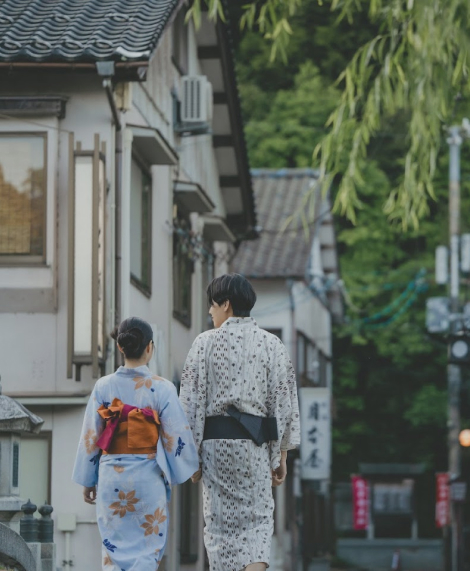 写真：城崎温泉を散策する浴衣姿の男女